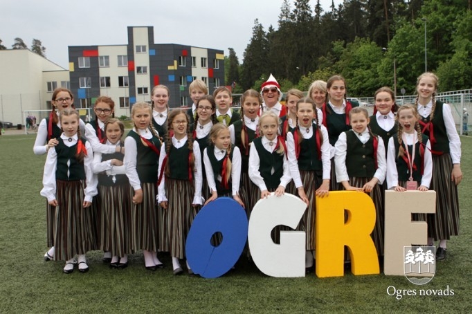 Skolu jaunatnes dziesmu svētki izskan Ogres estrādē