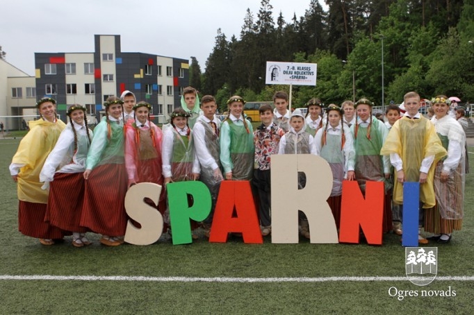 Skolu jaunatnes dziesmu svētki izskan Ogres estrādē