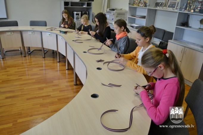 Skolēni griež un loka lentītes