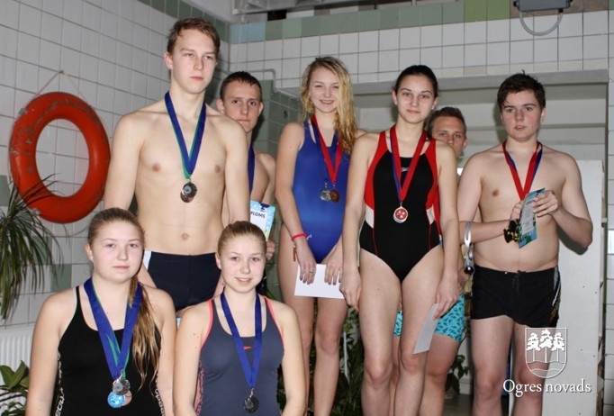 Skolēnu sporta spēļu dalībnieki sacenšas peldēšanā