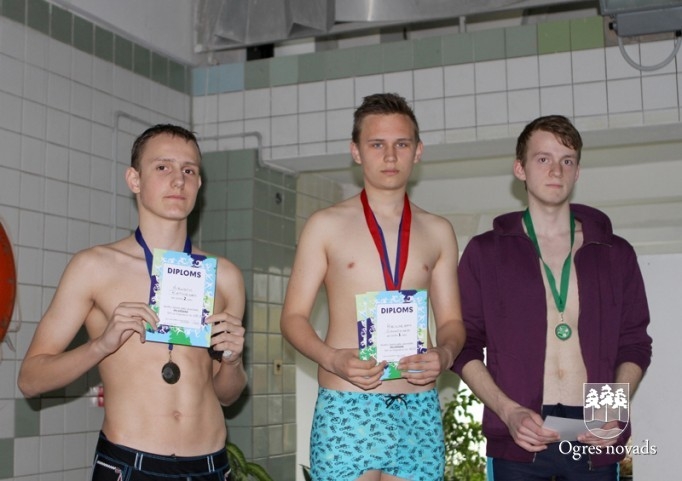 Skolēnu sporta spēļu dalībnieki sacenšas peldēšanā