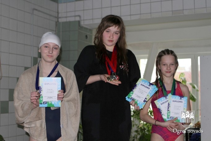 Skolēnu sporta spēļu dalībnieki sacenšas peldēšanā