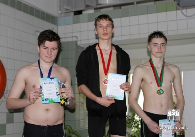 Skolēnu sporta spēļu dalībnieki sacenšas peldēšanā