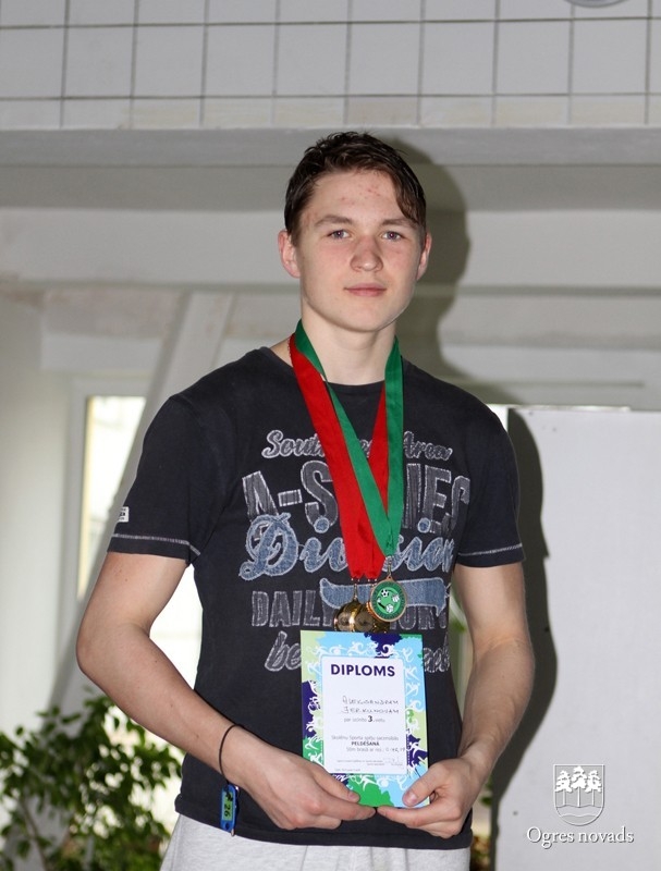 Skolēnu sporta spēļu dalībnieki sacenšas peldēšanā