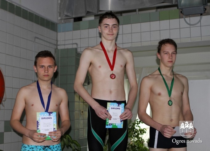Skolēnu sporta spēļu dalībnieki sacenšas peldēšanā