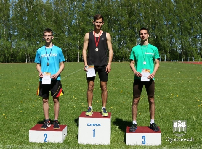 Mūsu jaunajiem vieglatlētiem godalgas Skolēnu spartakiādē