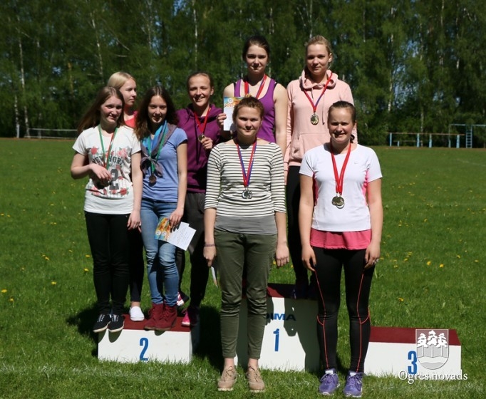 Mūsu jaunajiem vieglatlētiem godalgas Skolēnu spartakiādē