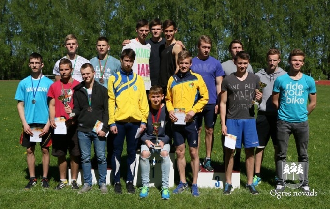 Mūsu jaunajiem vieglatlētiem godalgas Skolēnu spartakiādē