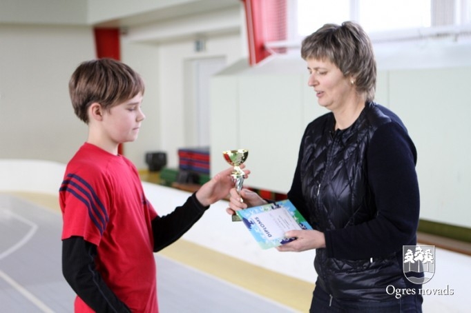 Skolēnu sporta spēlēs – florbols, stafetes un tautas bumba