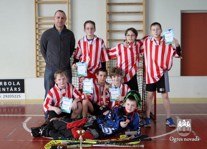 Skolēnu sporta spēlēs – florbols, stafetes un tautas bumba