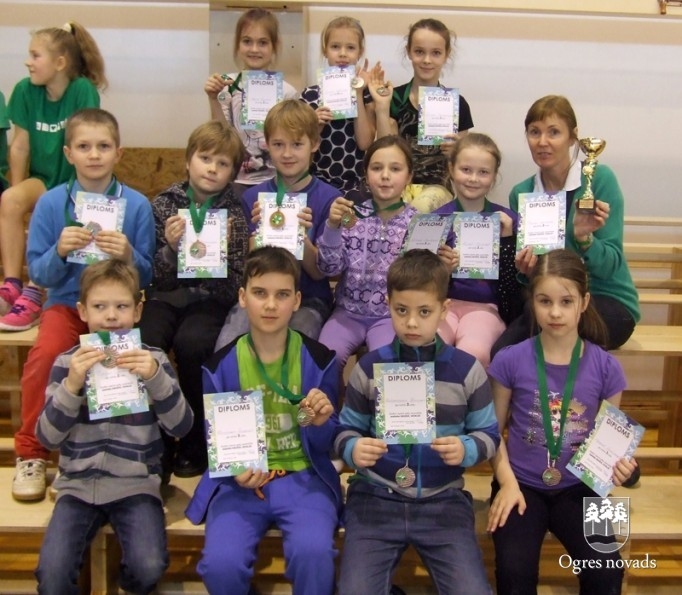 Skolēnu sporta spēlēs – florbols, stafetes un tautas bumba