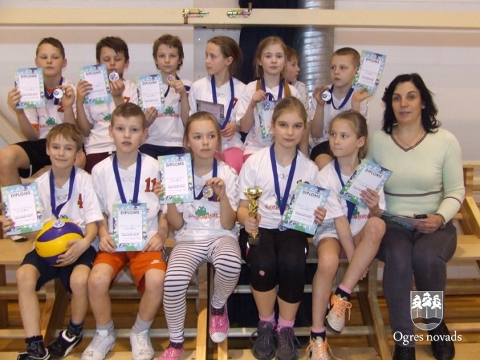 Skolēnu sporta spēlēs – florbols, stafetes un tautas bumba