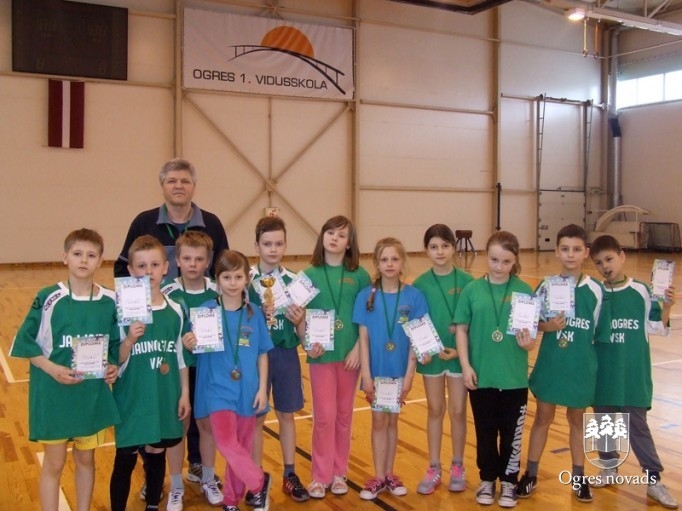 Skolēnu sporta spēlēs – florbols, stafetes un tautas bumba