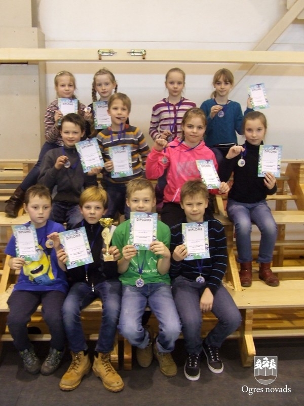 Skolēnu sporta spēlēs – florbols, stafetes un tautas bumba