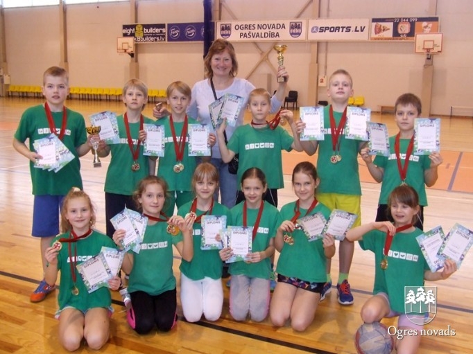 Skolēnu sporta spēlēs – florbols, stafetes un tautas bumba