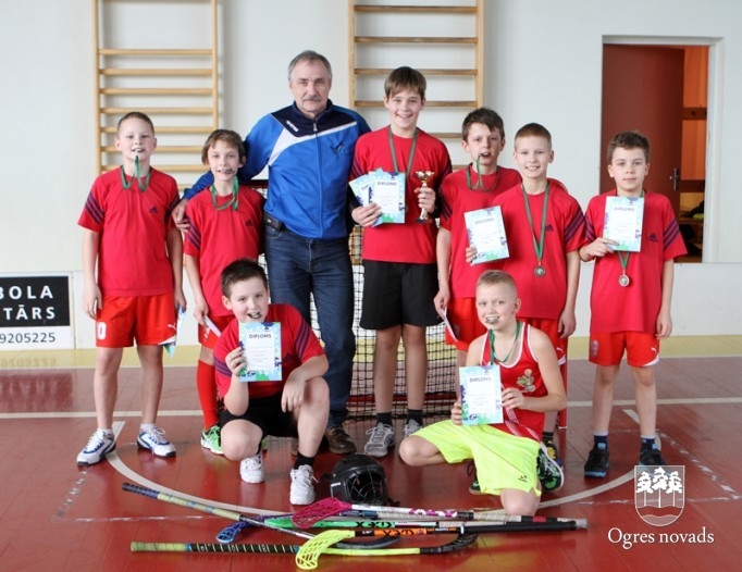 Skolēnu sporta spēlēs – florbols, stafetes un tautas bumba