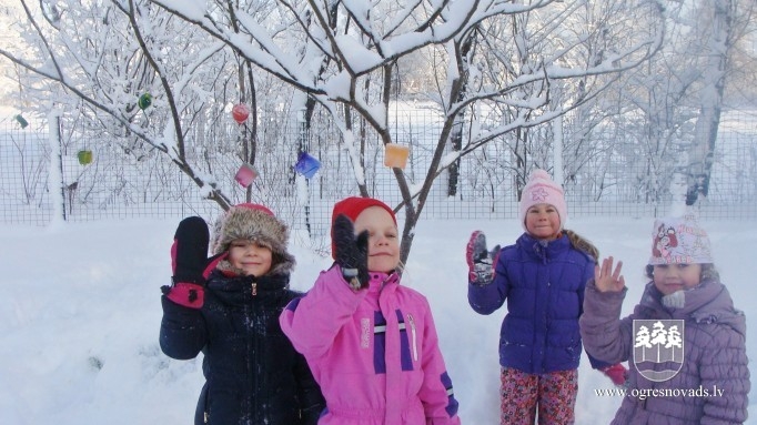 PII "Ābelīte" bērni uzceļ 2.5  m augstu sniega māju