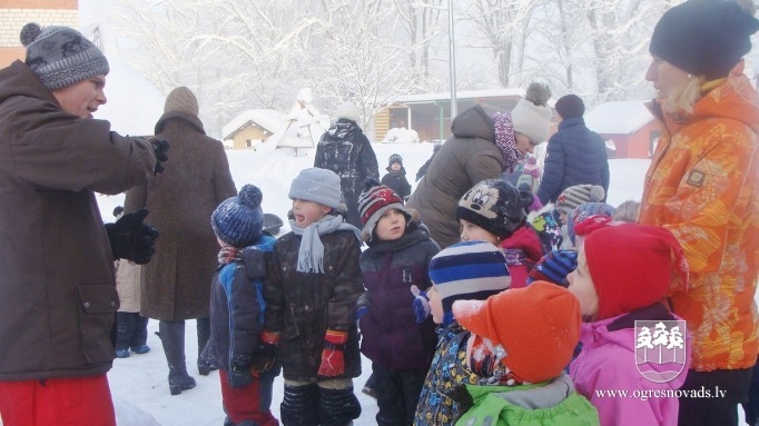 PII "Ābelīte" bērni uzceļ 2.5  m augstu sniega māju