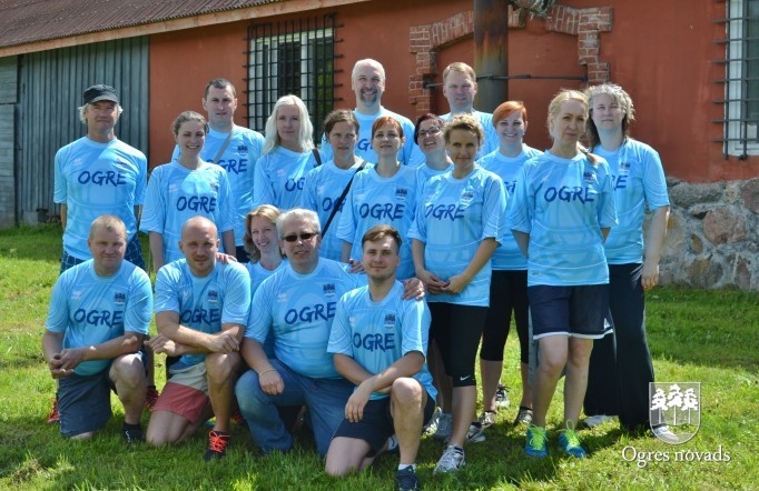 Sporta spēlēs saliedē kolektīvu
