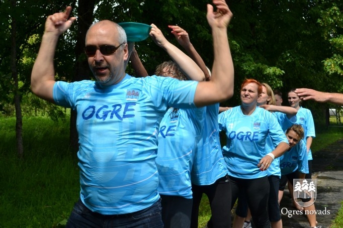 Sporta spēlēs saliedē kolektīvu