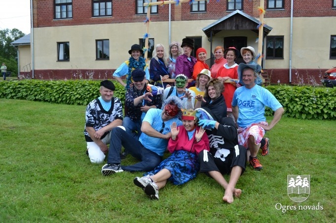 Sporta spēlēs saliedē kolektīvu