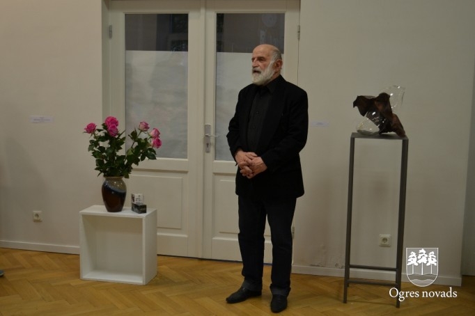Ogres māksalas skolā atklāj stikla mākslas izstādi