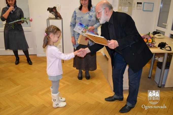 Ogres māksalas skolā atklāj stikla mākslas izstādi