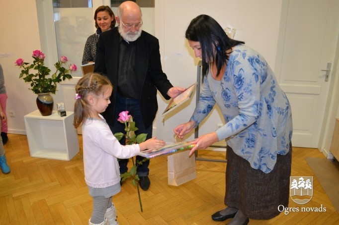 Ogres māksalas skolā atklāj stikla mākslas izstādi