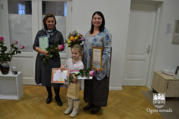 Ogres māksalas skolā atklāj stikla mākslas izstādi