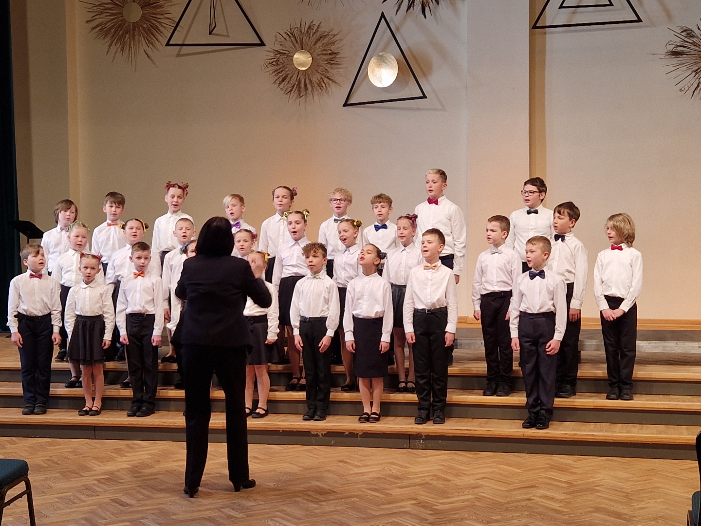  1.- 4. klašu skolēni priecē ar dziesmām koru skatē