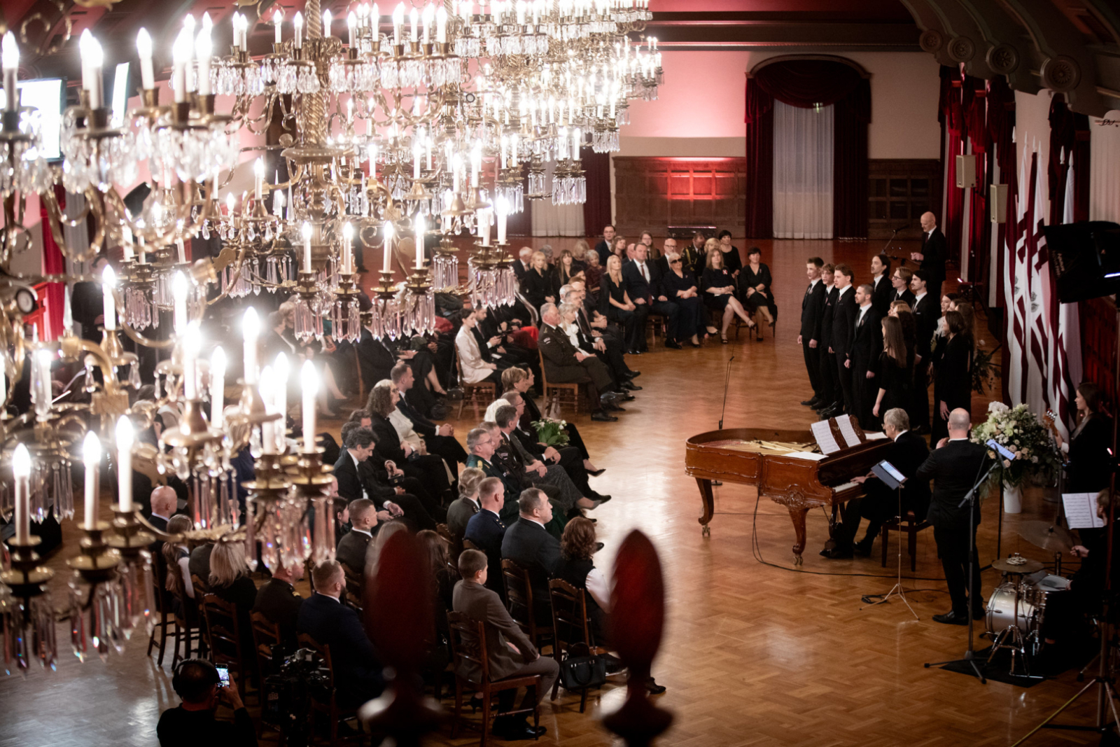 Latvijas Republikas proklamēšanas 107. gadadienā, 18. novembrī, Rīgas pilī notika valsts augstāko apbalvojumu – Triju Zvaigžņu ordeņa, Viestura ordeņa un Atzinības krusta – pasniegšanas svinīgā ceremonija, kuras laikā tika godināti arī vairāki Ogres novada iedzīvotāji.