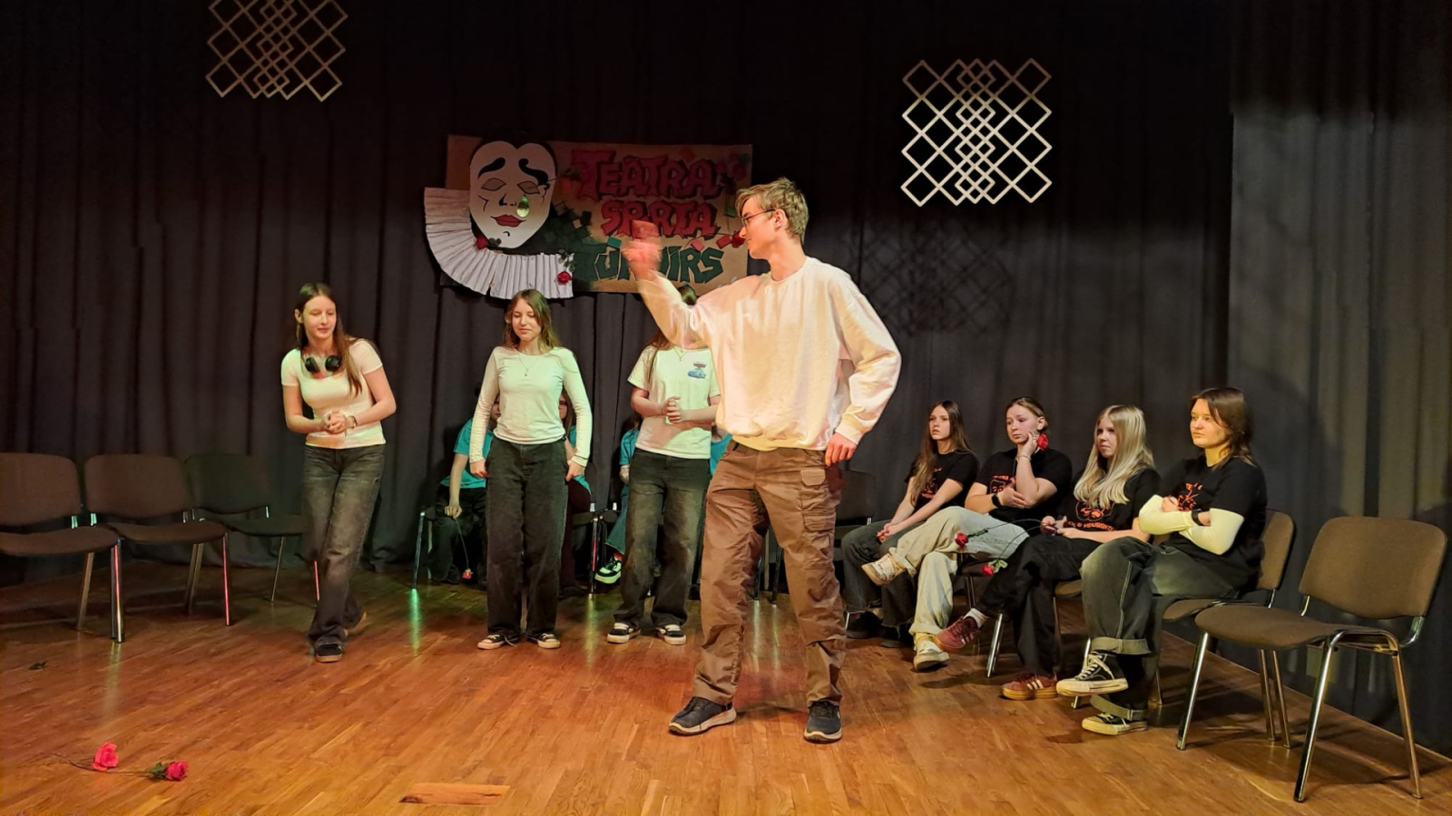 Ogres novada skolu un Iecavas vidusskolas teātra sporta komandas piedalās Daugavkrastu teātra turnīrā Ikšķiles vidusskolā