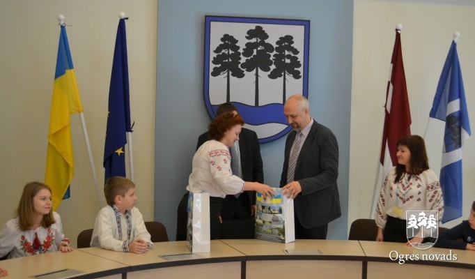 Bērni no Ukrainas tiekas ar Ogres novada pašvaldības vadību