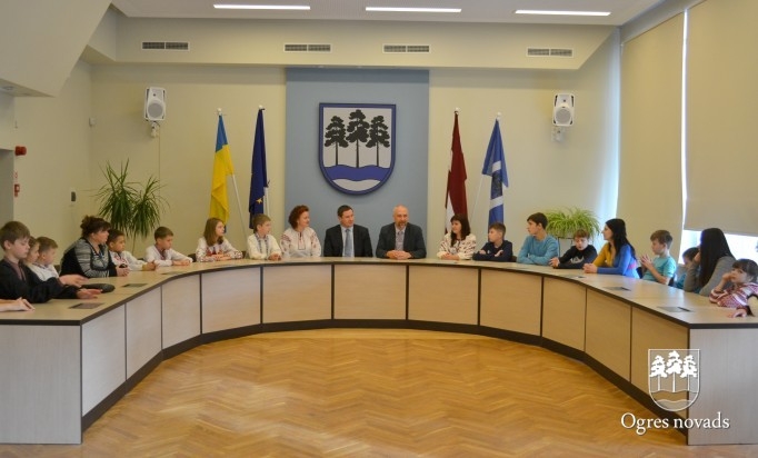 Bērni no Ukrainas tiekas ar Ogres novada pašvaldības vadību