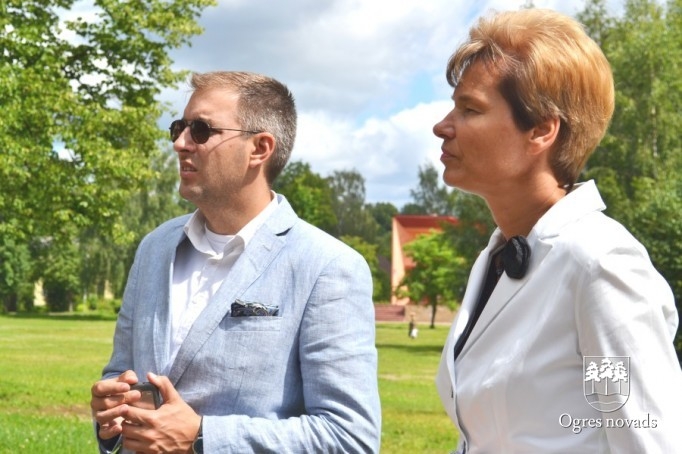Ogrē viesojas Vides aizsardzības un reģionālās attīstības ministrijas (VARAM) valsts sekretārs