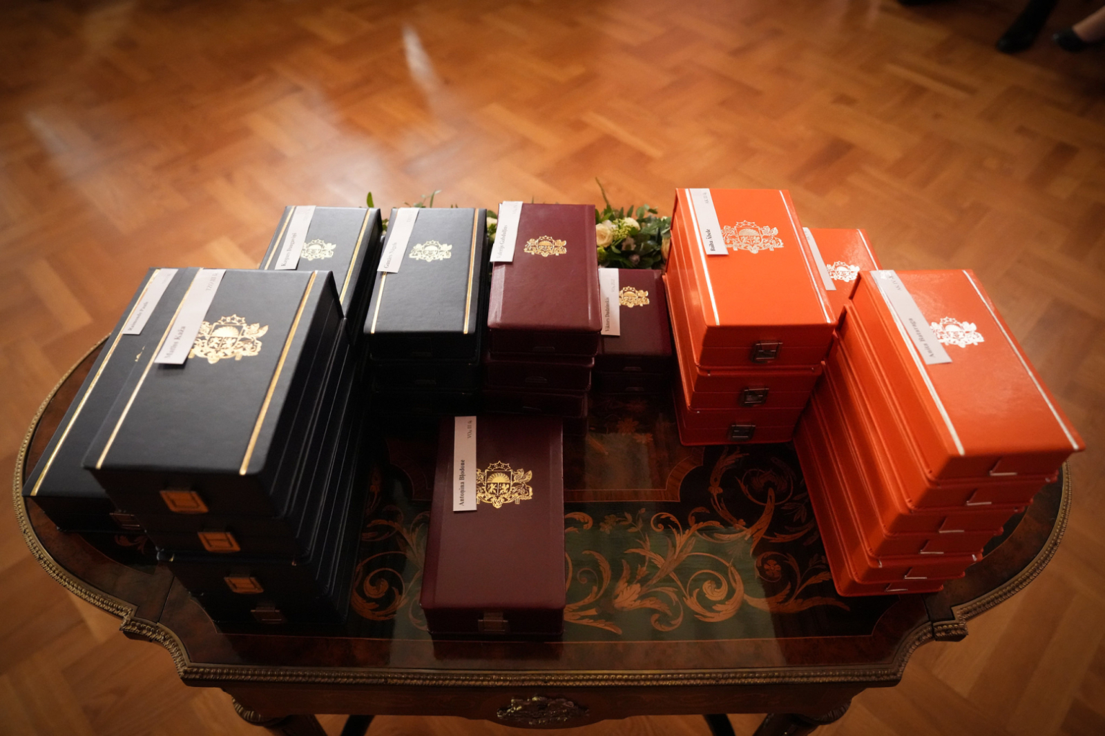 Latvijas Republikas proklamēšanas 107. gadadienā, 18. novembrī, Rīgas pilī notika valsts augstāko apbalvojumu – Triju Zvaigžņu ordeņa, Viestura ordeņa un Atzinības krusta – pasniegšanas svinīgā ceremonija, kuras laikā tika godināti arī vairāki Ogres novada iedzīvotāji.