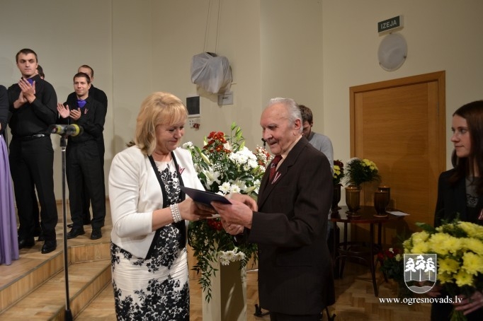 Latvijas valsts svētkos pasniedz apbalvojumu “Ogres goda pilsonis”