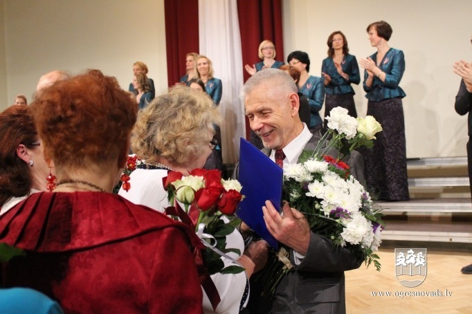 Latvijas valsts svētkos pasniedz apbalvojumu “Ogres goda pilsonis”