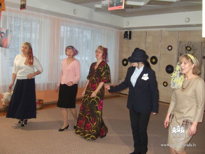Bērni pateicās saviem vecvecākiem