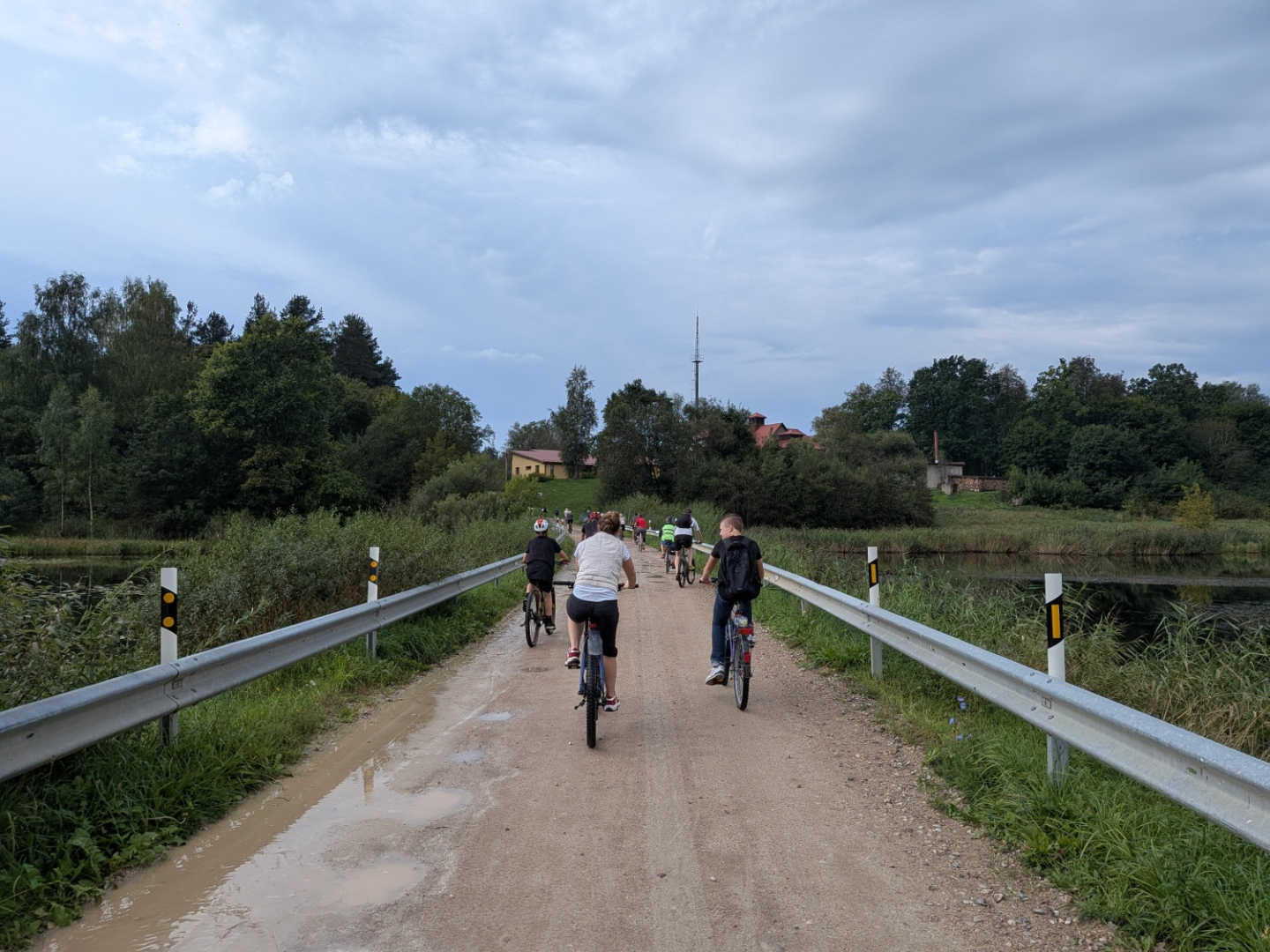 Tomes apkaime izzināta aktīvā velobraucienā. Braucēji brauc pa ceļu pēc lietus