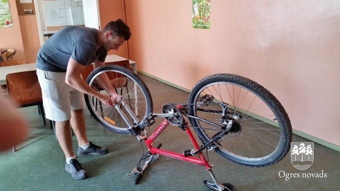 Ogres JIC „Burziņš” jaunieši min pedāļus „Velosprādzienā”!