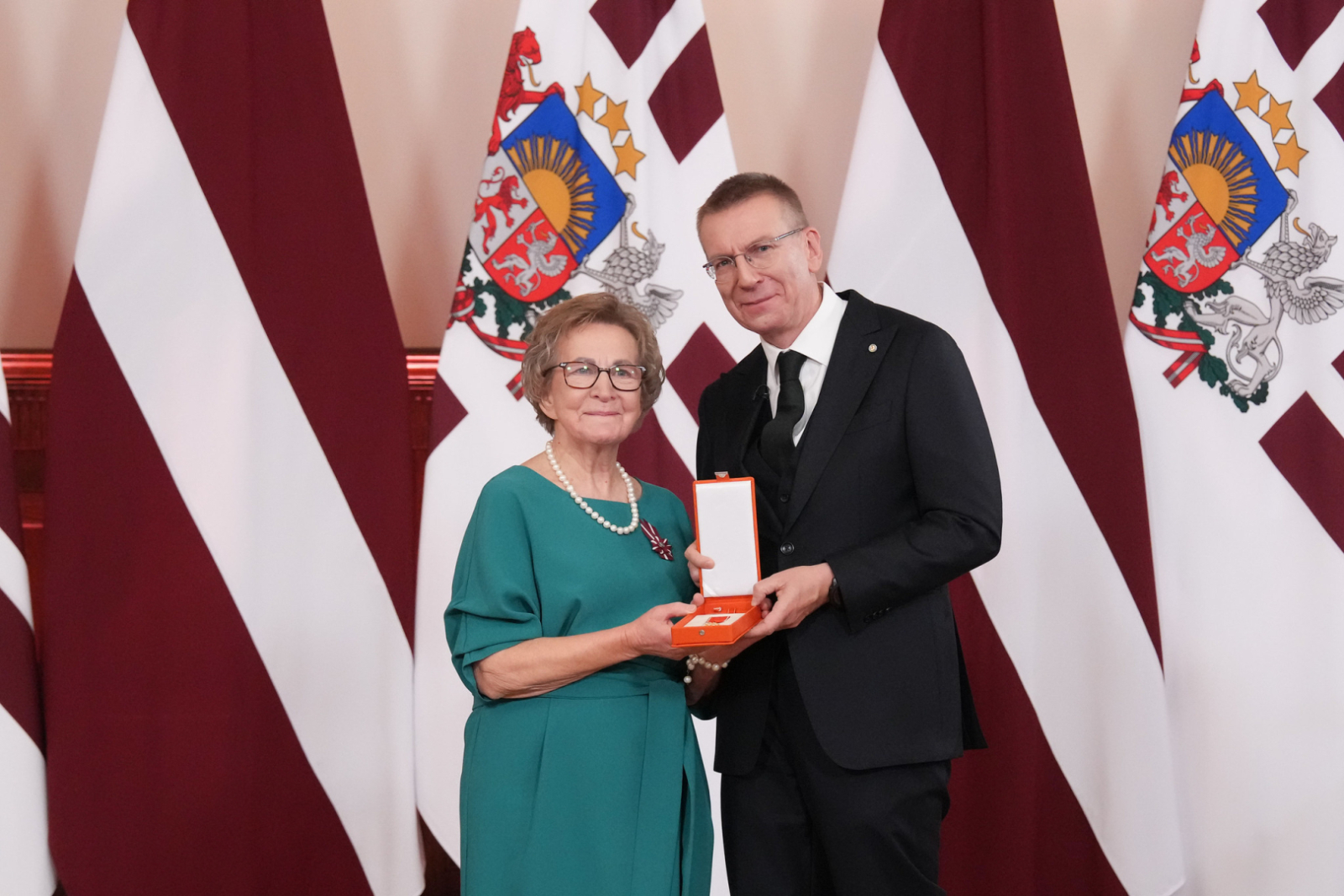 Latvijas Republikas proklamēšanas 107. gadadienā, 18. novembrī, Rīgas pilī notika valsts augstāko apbalvojumu – Triju Zvaigžņu ordeņa, Viestura ordeņa un Atzinības krusta – pasniegšanas svinīgā ceremonija, kuras laikā tika godināti arī vairāki Ogres novada iedzīvotāji. Velta Gobiņa