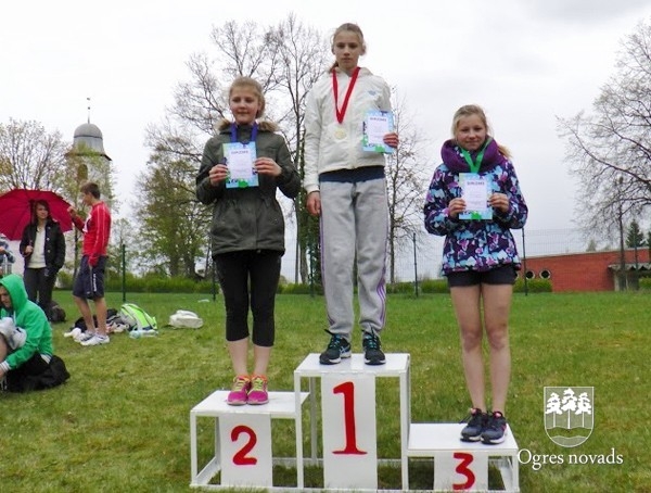Skolu audzēkņi sacenšas vieglatlētikā