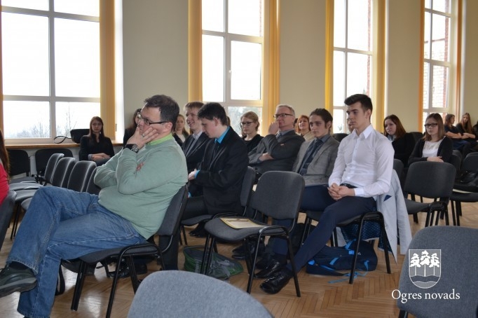 Apbalvo Ogres novada labāko zinātniski pētniecisko darbu autorus