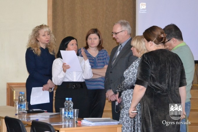 Apbalvo Ogres novada labāko zinātniski pētniecisko darbu autorus