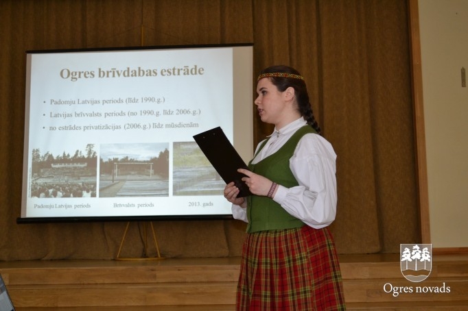 Apbalvo Ogres novada labāko zinātniski pētniecisko darbu autorus