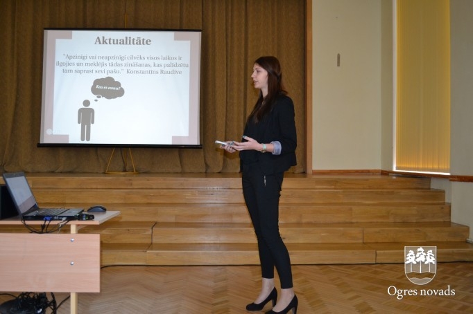Apbalvo Ogres novada labāko zinātniski pētniecisko darbu autorus