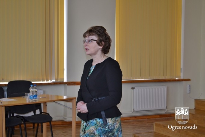 Apbalvo Ogres novada labāko zinātniski pētniecisko darbu autorus