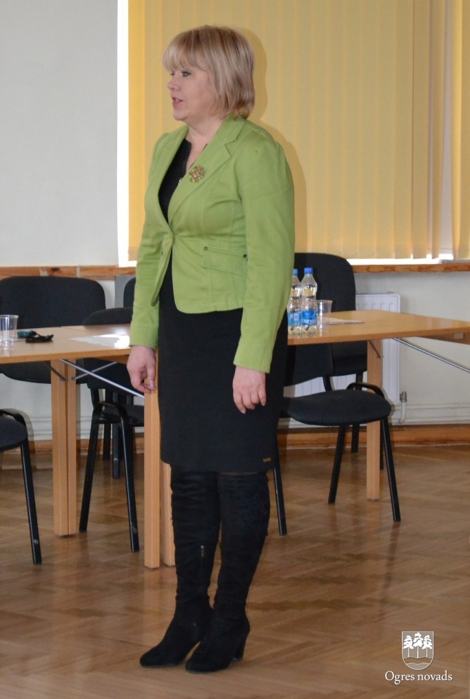 Apbalvo Ogres novada labāko zinātniski pētniecisko darbu autorus