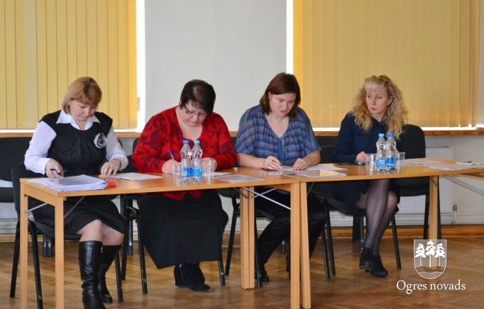 Apbalvo Ogres novada labāko zinātniski pētniecisko darbu autorus